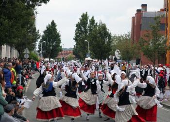 Más de 3.500 dantzaris llenan de colorido Urduliz con sus bailes tradicionales 